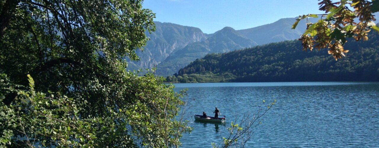 Il lago di Levico è un bellissimo specchio d'acqua che caratterizza la nostra città termale